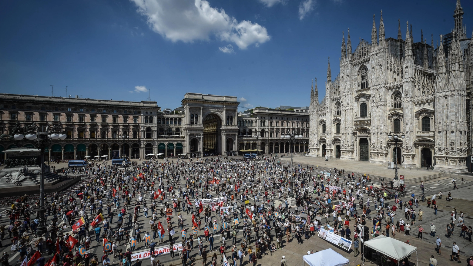 "Salviamo la Lombardia": protesta contro la Regione in piazza Duomo 