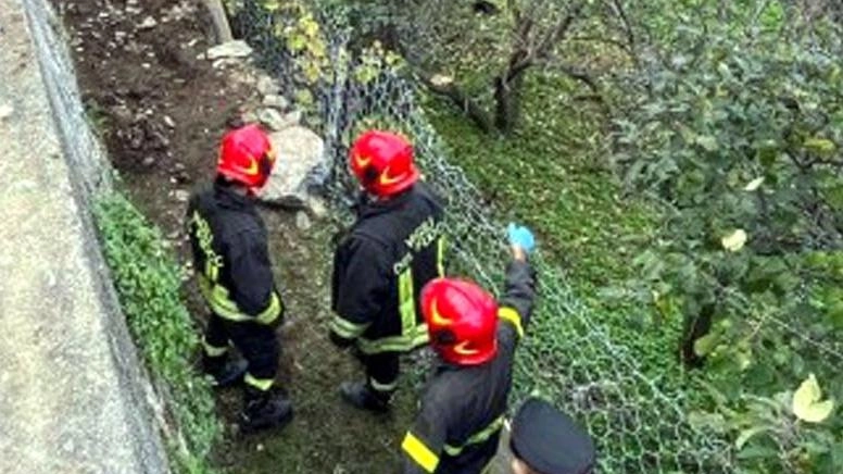 Lavoro, una giornata nera . Volo con l’escavatore: operaio lotta per la vita Lavoro, una giornata nera . Volo con l’escavatore: operaio lotta per la vita