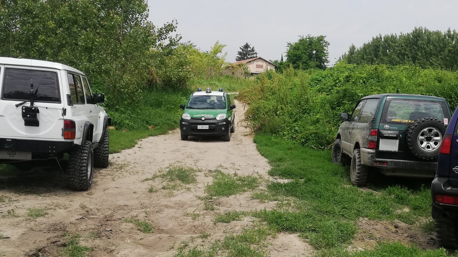 L'intervento dei carabinieri forestali alla gara abusiva di jeep
