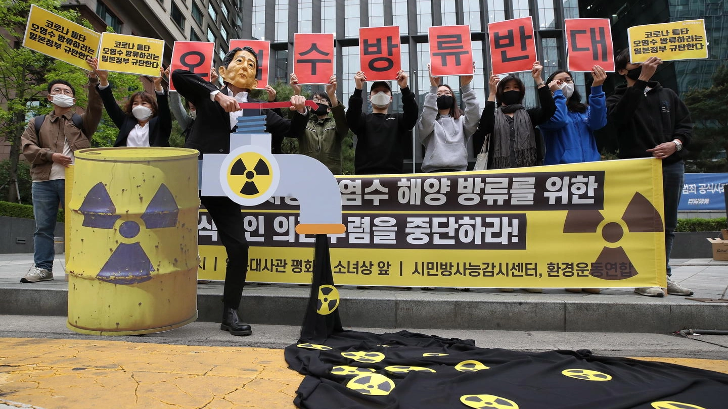 Proteste a Fukushima (Ansa)