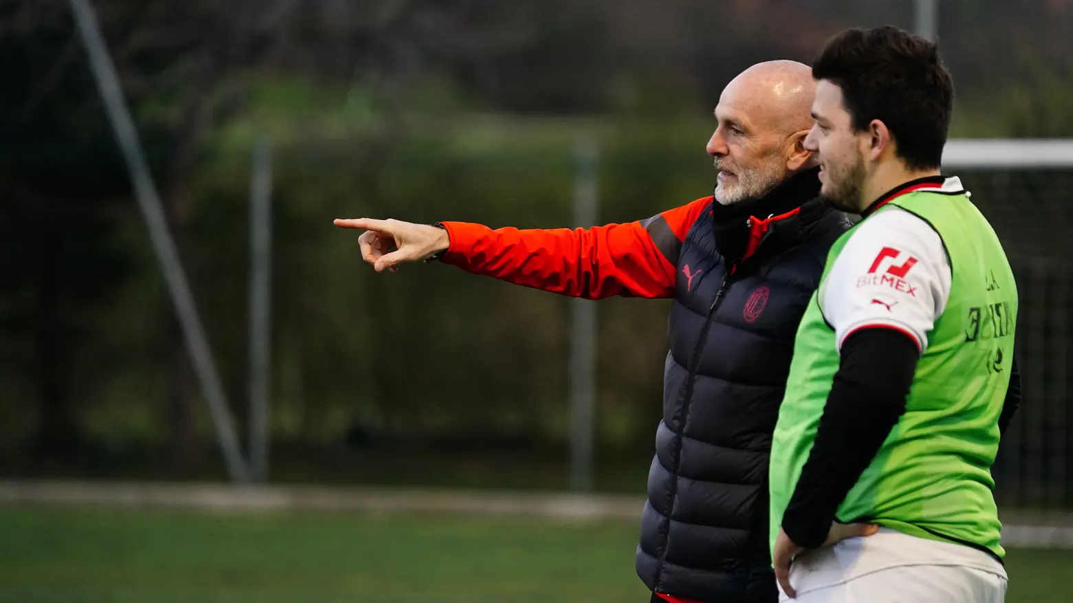 Stefano Pioli con i ragazzi del Vharese Stefano Pioli con i ragazzi del Vharese