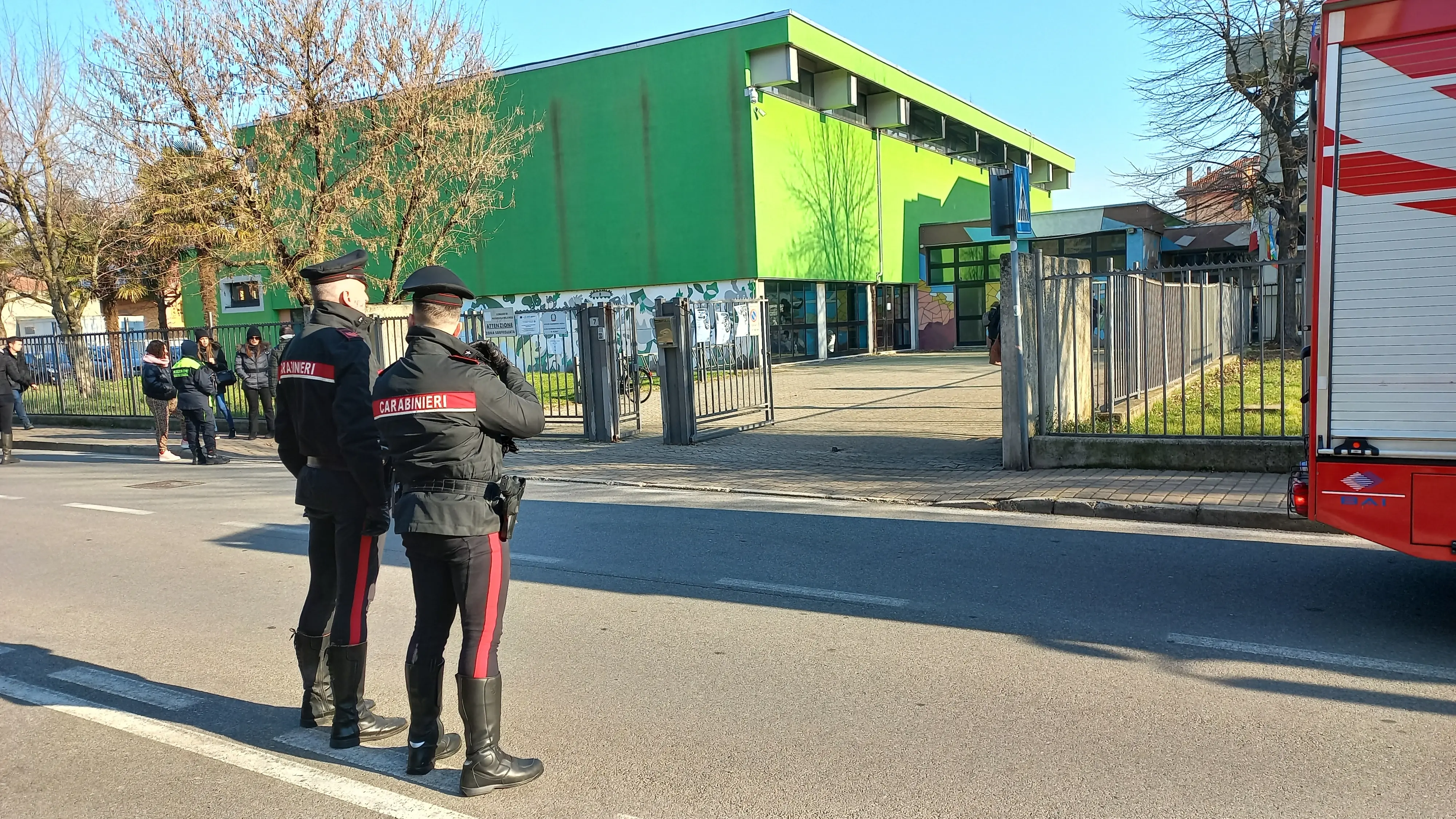 Pregnana Milanese, spray urticante sulle scale della scuola media: evacuati i 350 alunni
