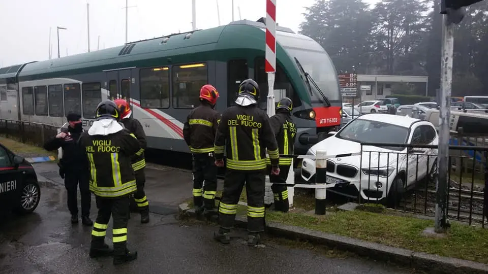 Iseo, l'auto si blocca sui binari e viene travolta dal treno: tragedia sfiorata