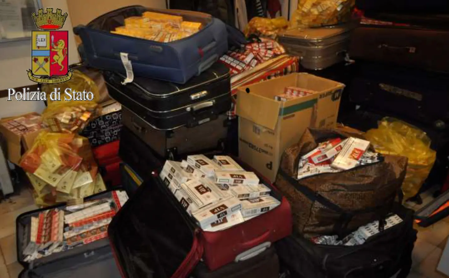 Mezza tonnellata di sigarette di contrabbando nascoste nei box: arrestati due egiziani