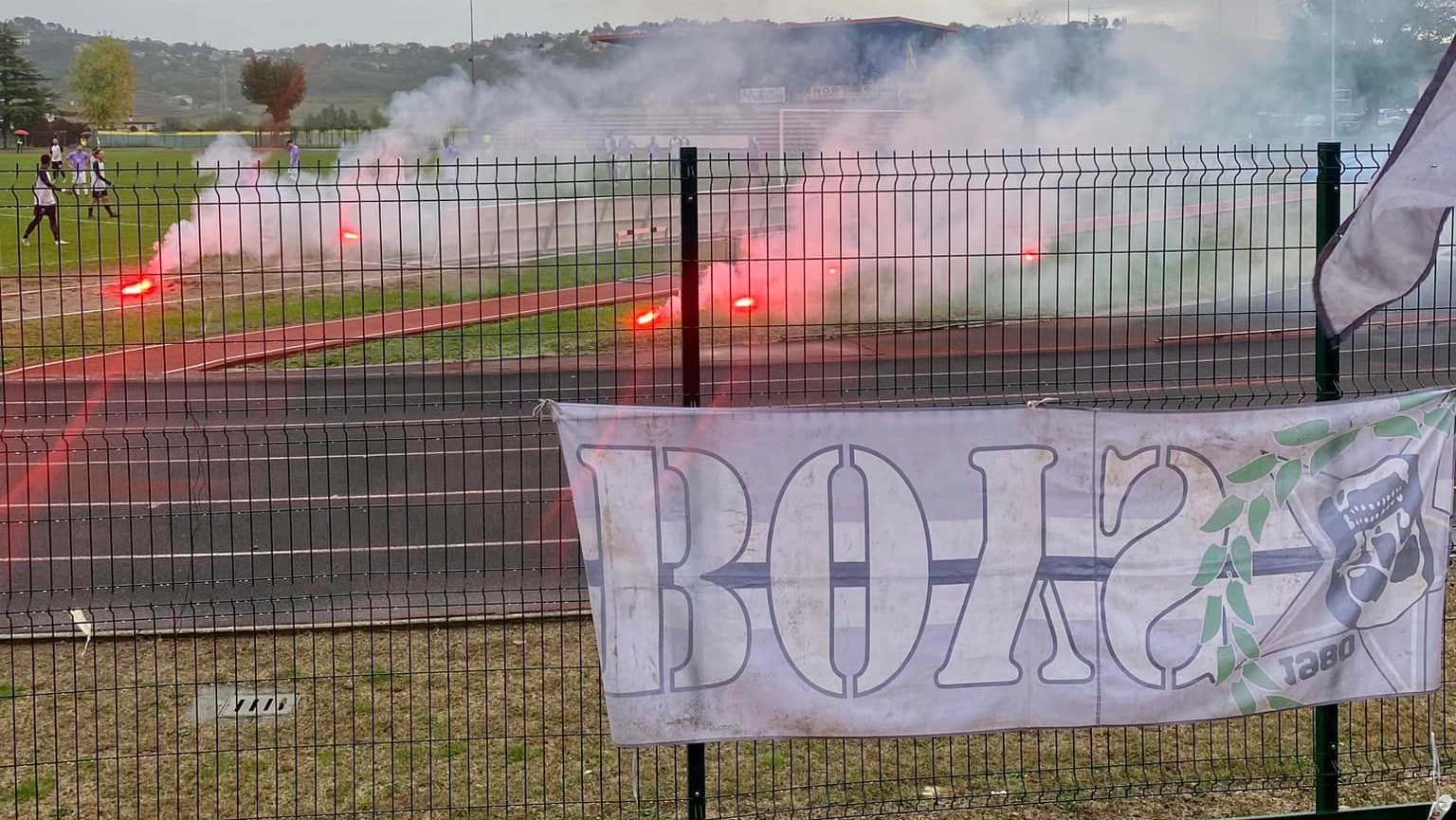 Fumogeni lanciati dai tifosi del Legnano Fumogeni lanciati dai tifosi del Legnano