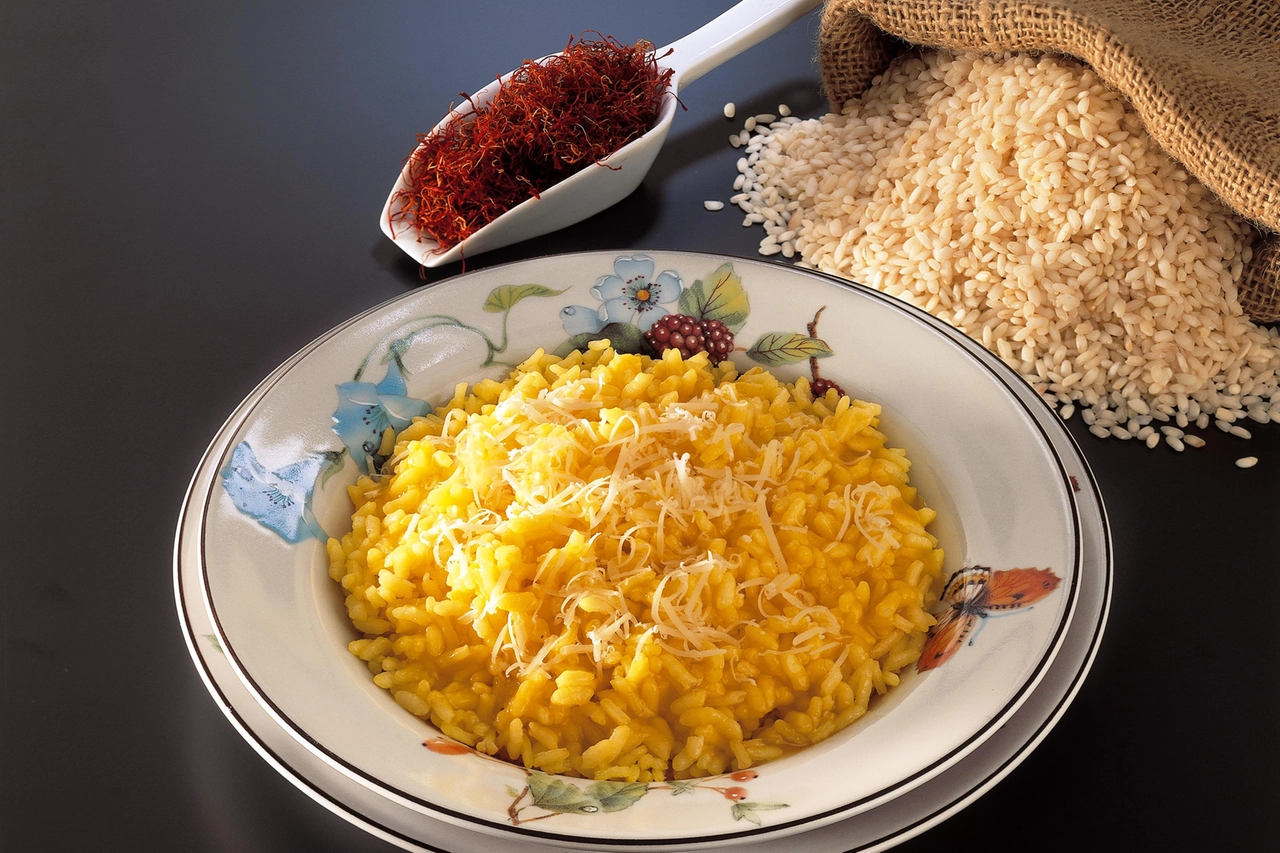 ll risotto alla milanese, fra i piatti tipici della tradizione cittadina 