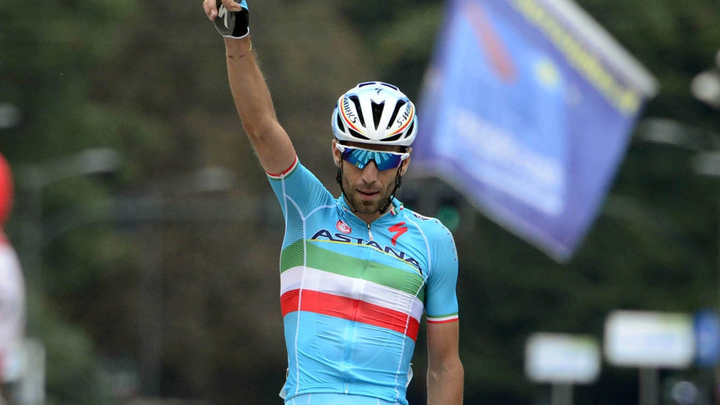 Vincenzo Nibali sul traguardo della Tre Valli Varesine conquistata nel 2015