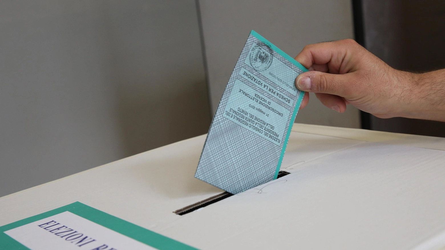 Cittadini al voto per eleggere il nuovo Consiglio regionale e il Presidente della Regione. Fontana vince con quasi il 56%