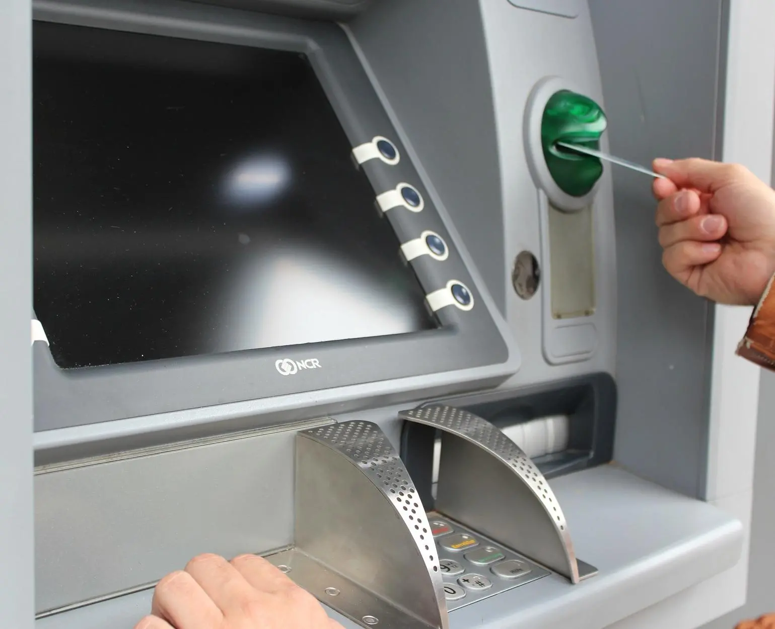 Personale contagiato Due filiali bancarie chiuse nel Magentino