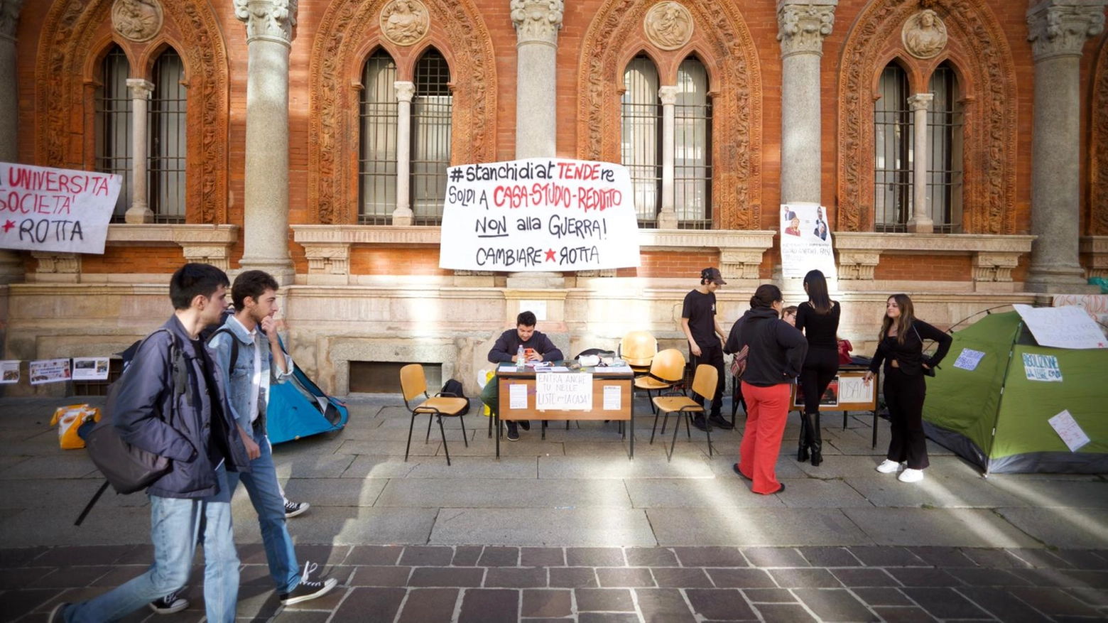 La manifestazione di "Tende in piazza" davanti all'Università Statale di Milano (Ansa/Davide Canella)