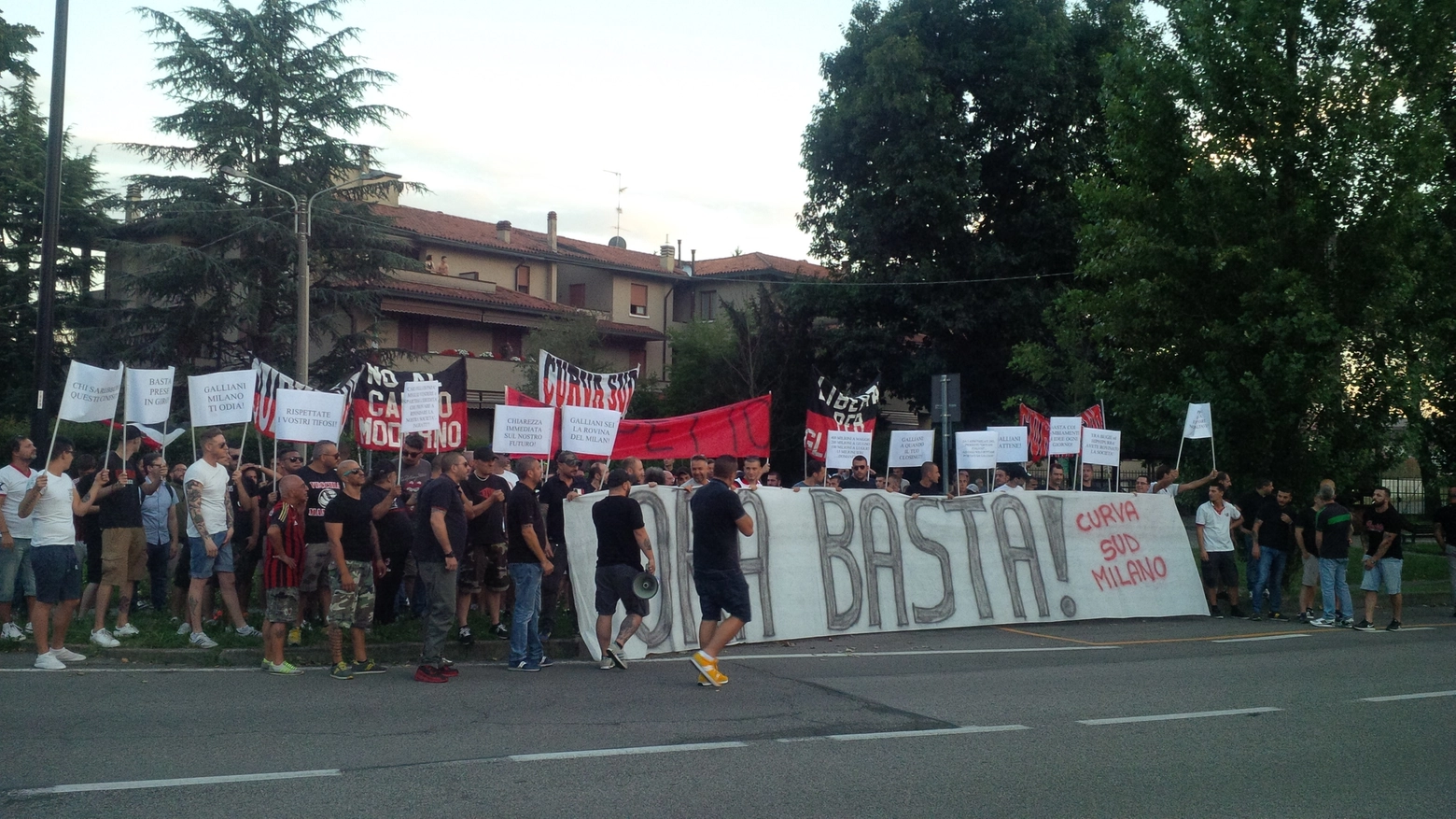Arcore, manifestazione davanti a villa San Martino (Radaelli)