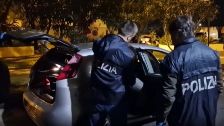 L'uomo è stato arrestato dalla polizia L'uomo è stato arrestato dalla polizia
