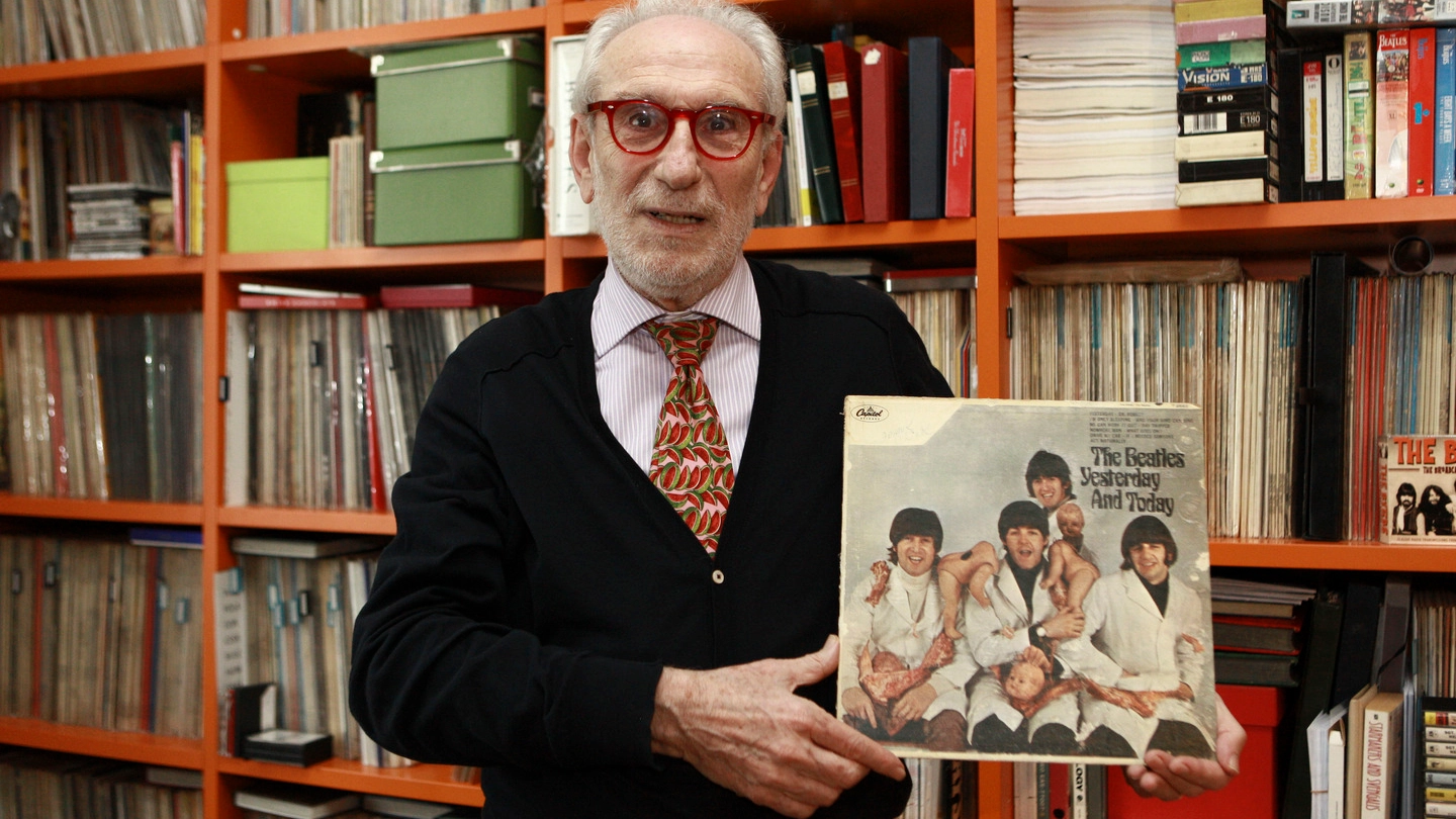 Umberto Buttafava con la Peeled Cover dell’lp Yesterday and today del 1966 