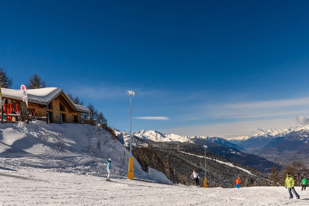 Sciatori che si divertono lungo i pendii perfettamente innevati ad Aprica, in Valtellina