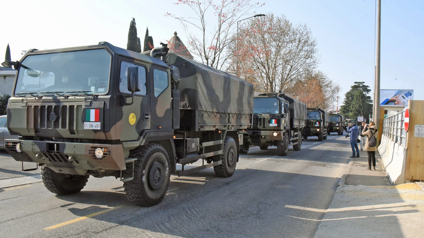 I camion dell'Esercito lasciano il cimitero di Bergamo con le bare (De Pascale))