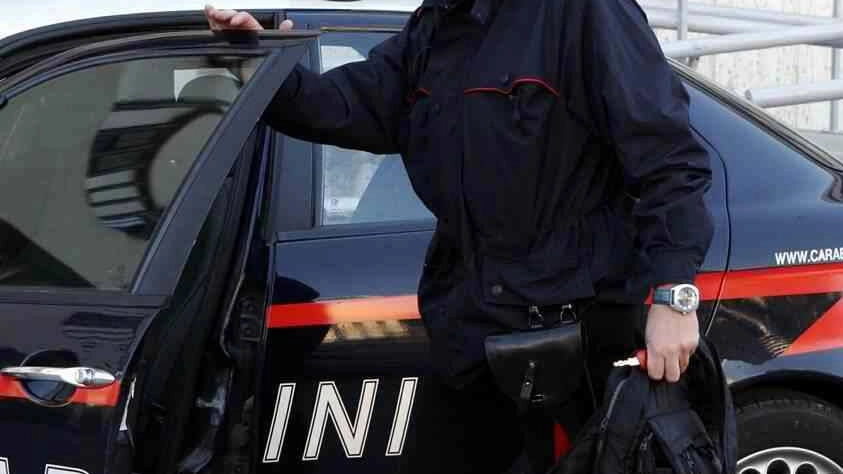 Falso carabiniere e finto avvocato raggirano anziana: via soldi e ori Falso carabiniere e finto avvocato raggirano anziana: via soldi e ori