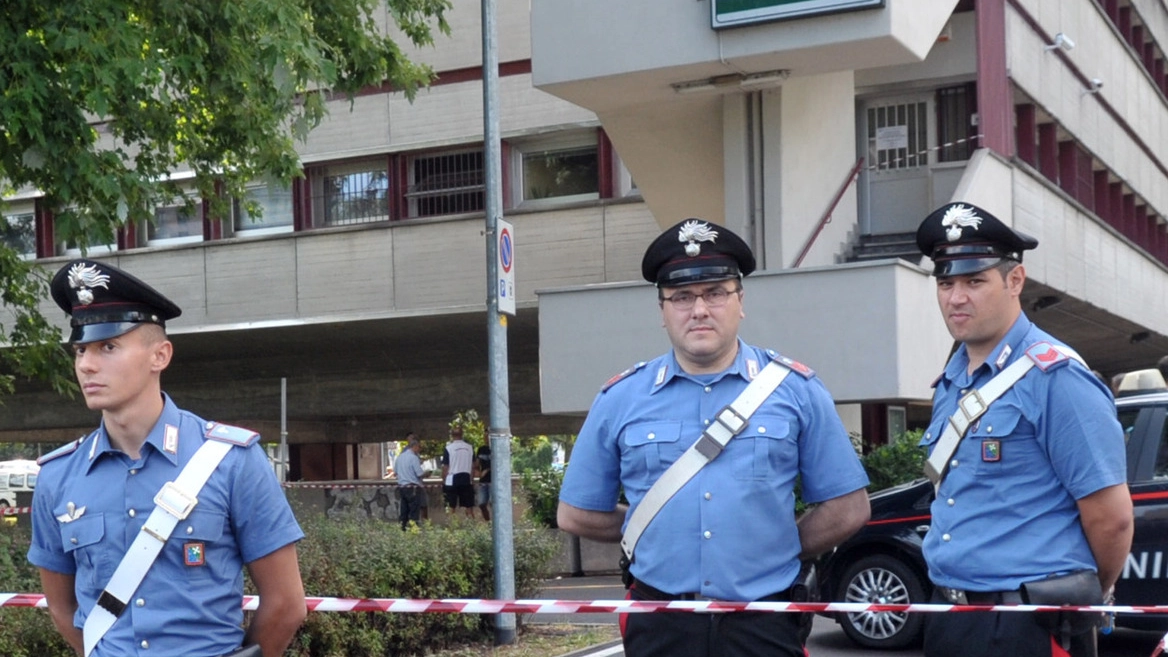 I carabinieri davanti al comando della polizia locale di San Donato