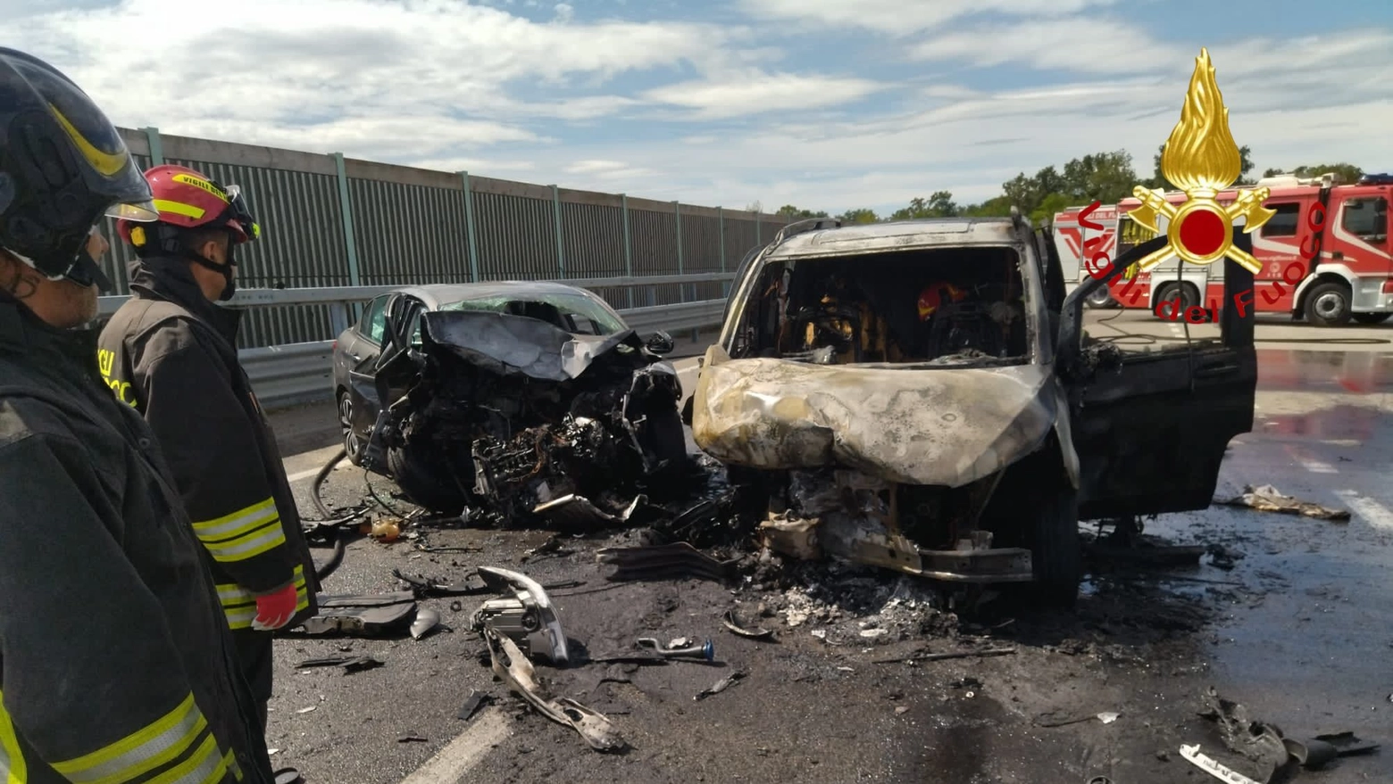 Le due auto che si sono schiantate dopo l'intervento di spegnimento dei vigili del fuoco Le due auto che si sono schiantate dopo l'intervento di spegnimento dei vigili del fuoco