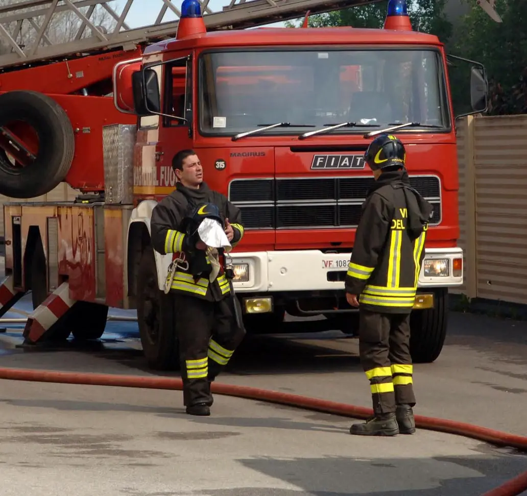 Incendio all'istituto Politecnico, in fiamme un sottotetto