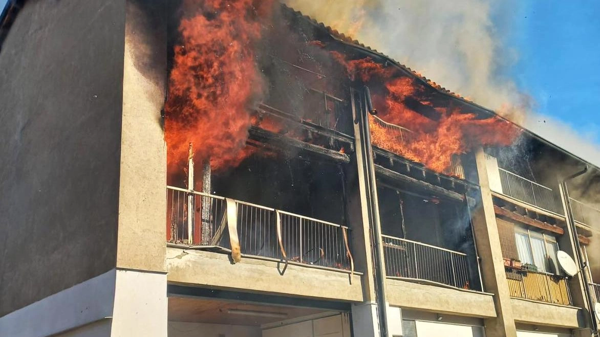 Va a fuoco vecchia corte. Dieci senza casa. Disperso un gatto Va a fuoco vecchia corte. Dieci senza casa. Disperso un gatto