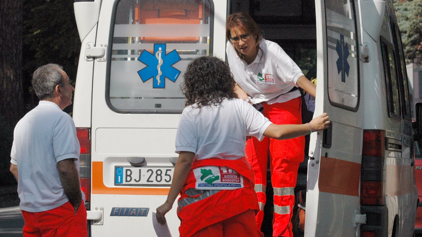 Alcuni operatori del 118 al lavoro Alcuni operatori del 118 al lavoro