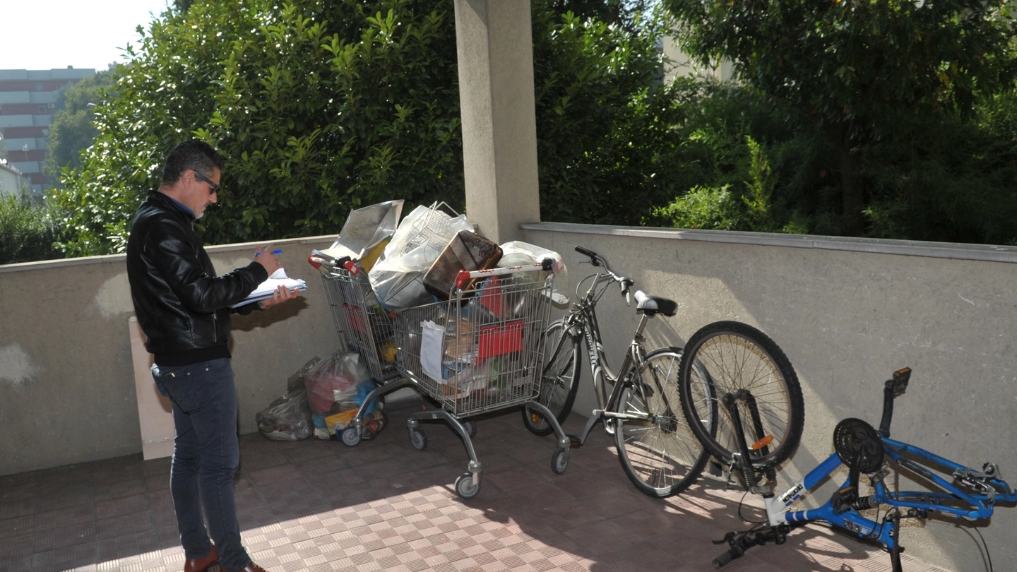 Biciclette, carrelli della spesa e rifiuti abbandonati nel palazzo popolare di via Matteotti a Peschiera