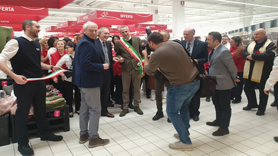 Il sindaco di Merate all'inaugurazione del supermercato