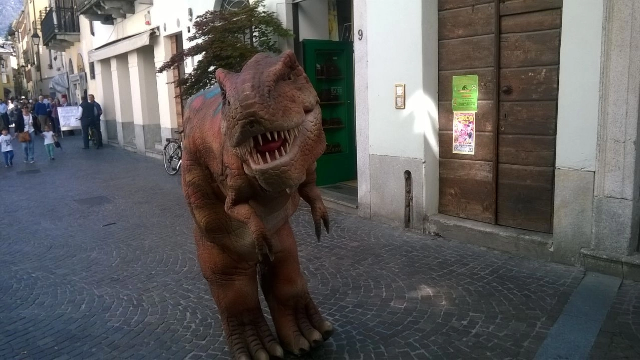 Il T-Rex in centro a Chiavenna 