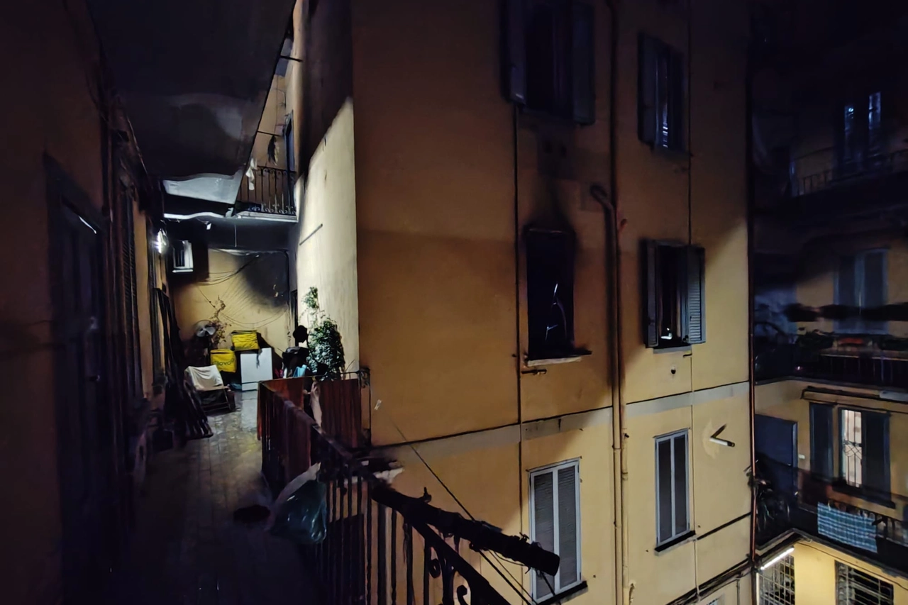 L'esterno del palazzo dove è scoppiato l'incendio
