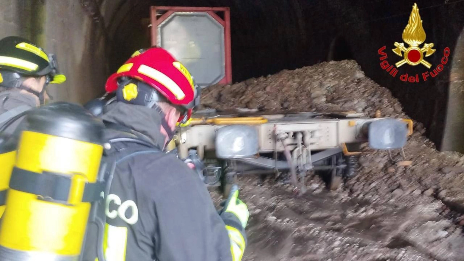 I vigili del fuoco al lavoro nella galleria dov'è deragliato il treno