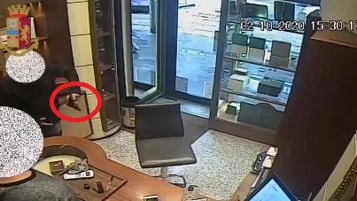 Via Orefici, rapina gioielleria con pistola in pugno (Frame video polizia)