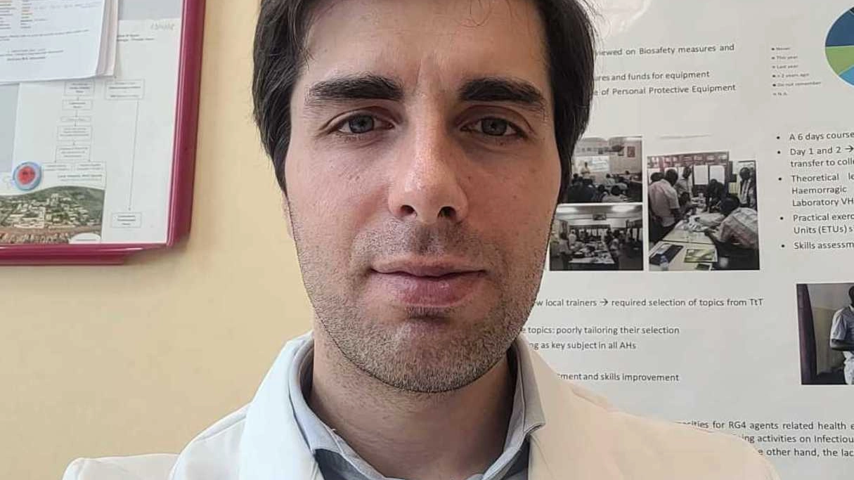 Davide Mileto, microbiologo del laboratorio di Microbiologia clinica al Sacco