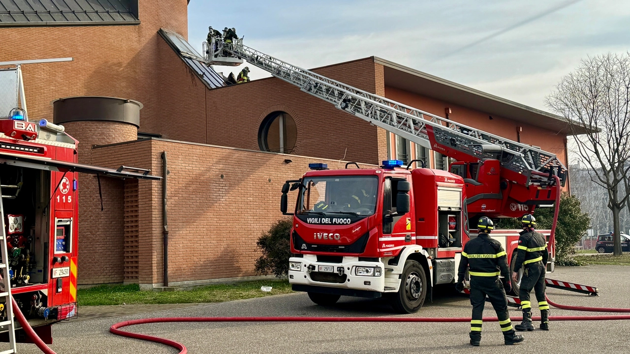 Rozzano, vigili del fuoco in azione in chiesa