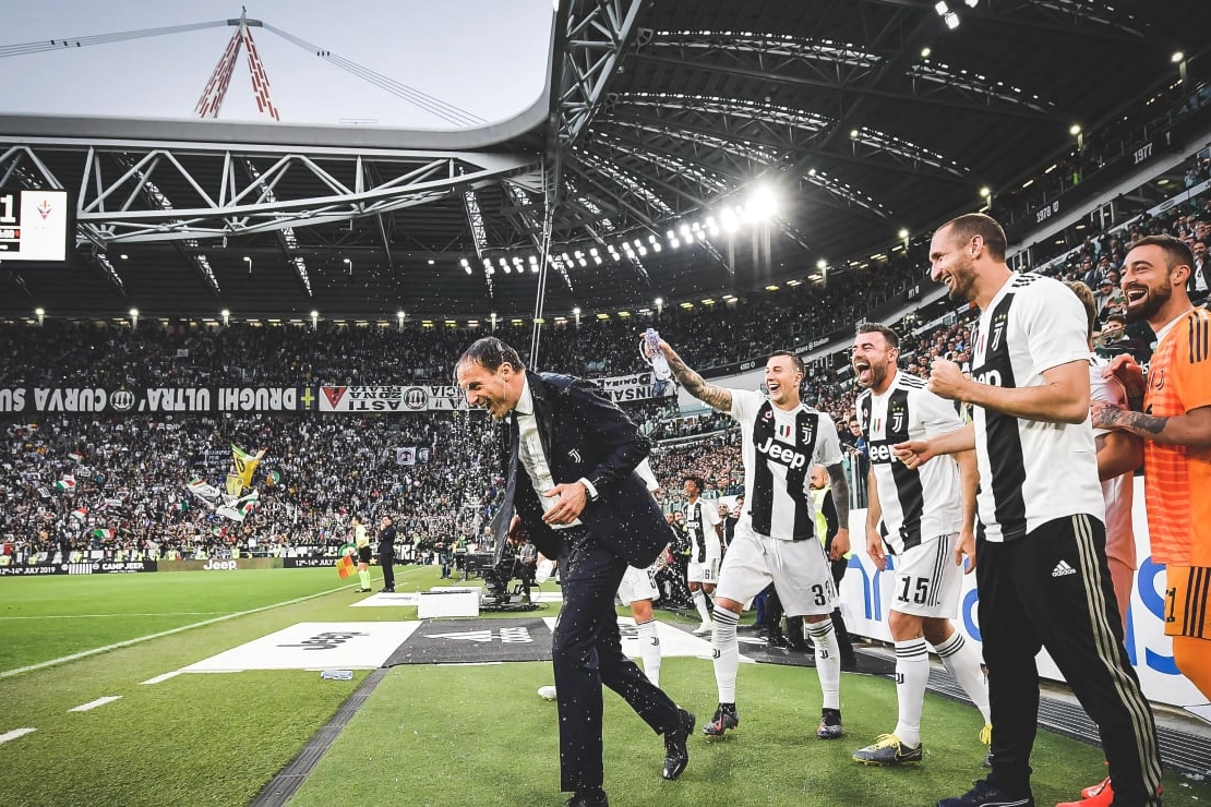 Max Allegri festeggiato dai suoi