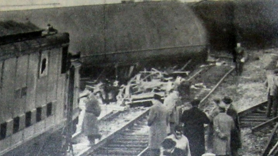 Una foto della tragedia ferroviaria al sottopasso di viale Libertà: era il 5 gennaio 1960