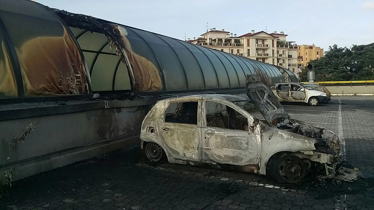 Auto incendiate a Saronno