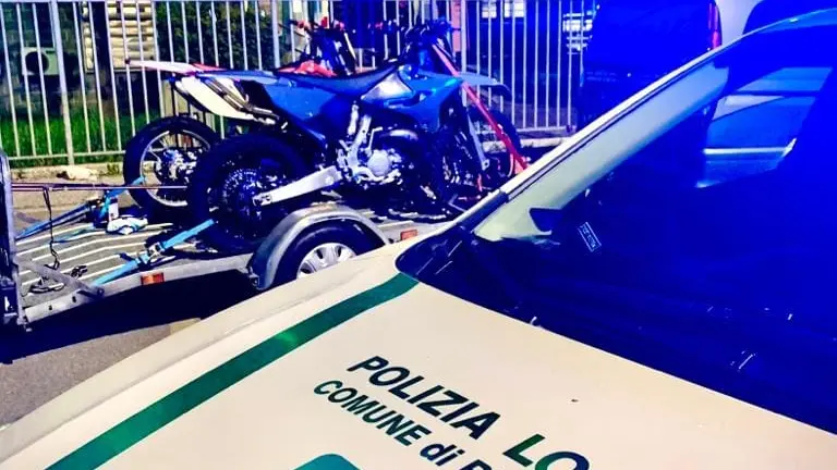L'intervento della Polizia locale e i mezzi sequestrati a Pioltello