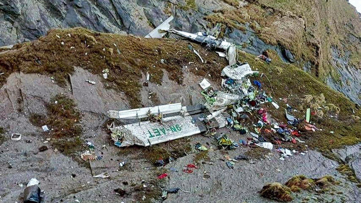 Nepal: i rottami dell'aereo della compagnia Tara Air caduto (Ansa)