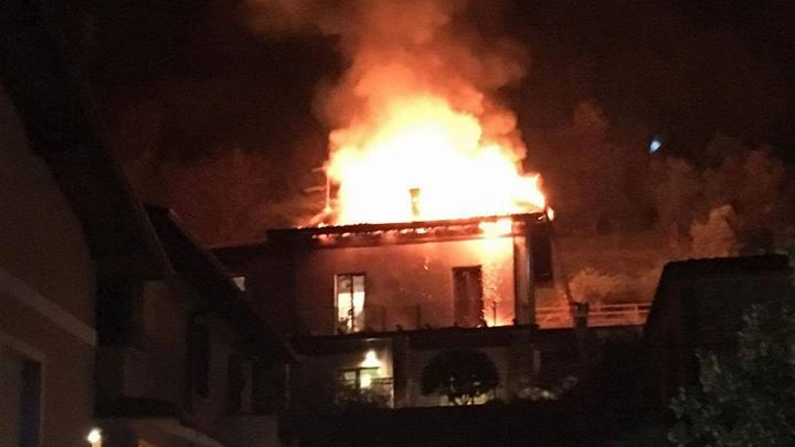 Incendio a Sarezzo, il fuoco sopra un tetto