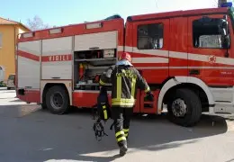 Esplosione in un magazzino di legno, sospetti sulla bombola gpl