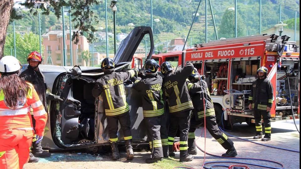 I vigili del fuoco di Bellano durante un intervento 
