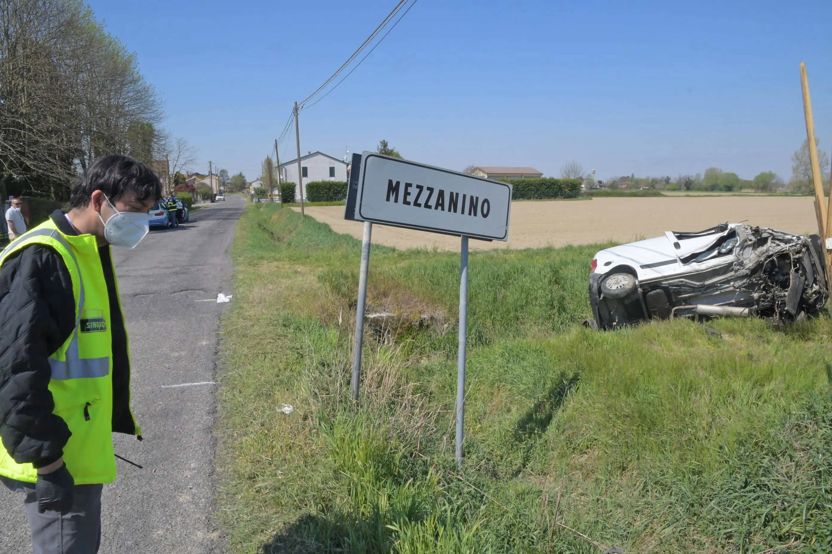 Incidente a Mezzanino, auto fuori strada: morto 53enne
