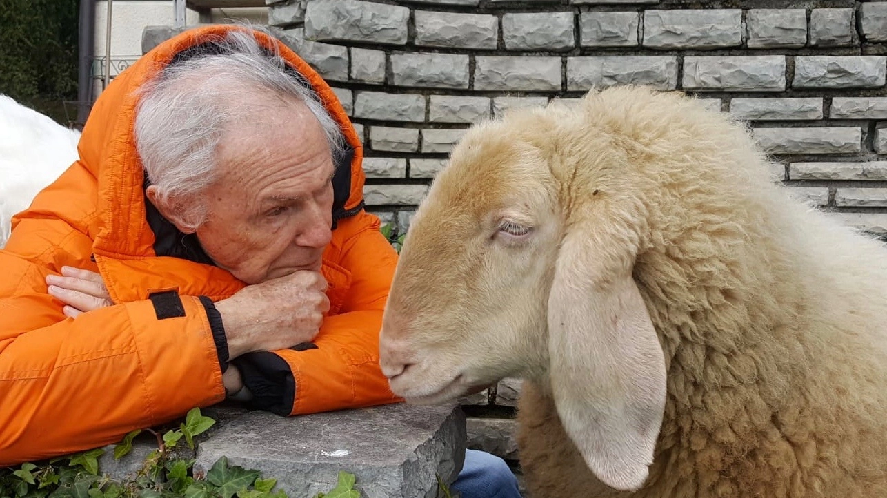Bruno Bozzetto è stato uno dei più grandi animatori italiani, qui con la sua amica Beeelen Bruno Bozzetto è stato uno dei più grandi animatori italiani, qui con la sua amica Beeelen