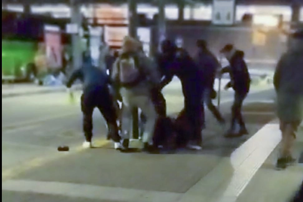 Risse, ladri di valigie, droga. Benvenuti a Lampugnano dove fa scalo la paura. E alle 23 scatta il pestaggio