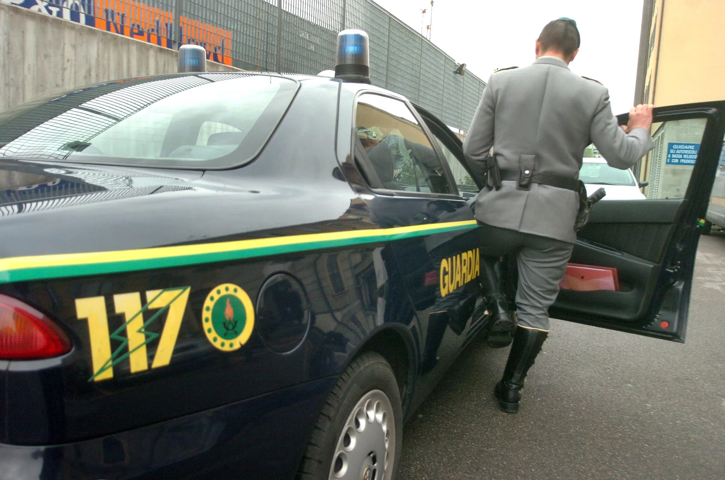 Blitz al mercatino ucraino di Como, sequestrati merce e automezzi