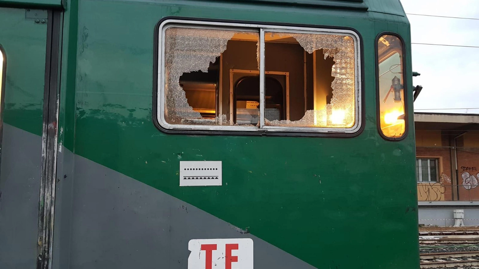 Lancio di sassi sulla linea Trenord che collega Milano e Brescia