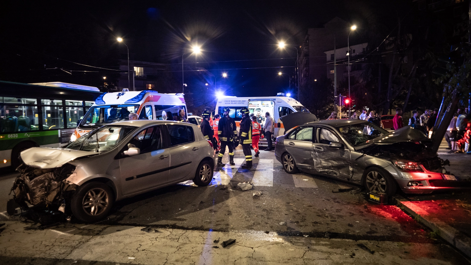 Le auto incidentate in piazza Monte Falterona
