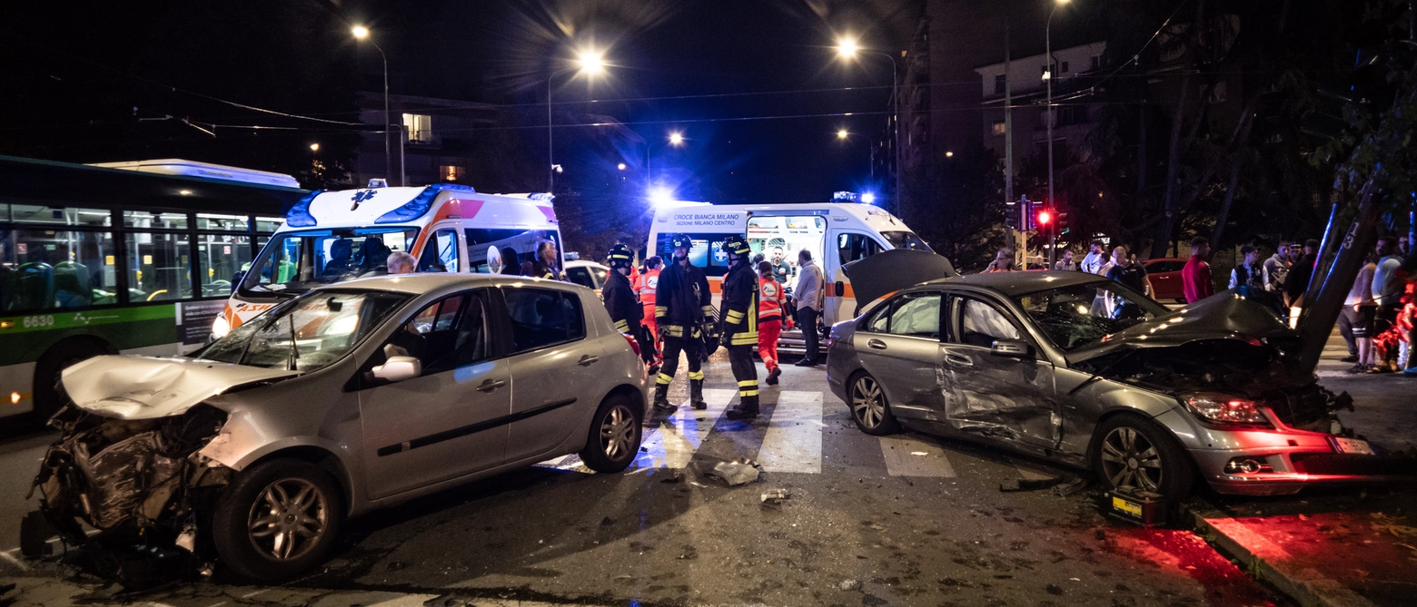 L’incidente è avvenuto in piazza Monte Falterona, zona San Siro. Dinamica al vaglio della polizia locale