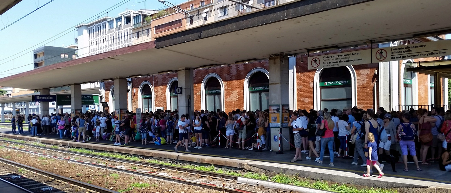 Gli agenti al lavoro per identificare i responsabili che all’arrivo delle volanti si sono dispersi lasciando anche un ferito sul selciato.