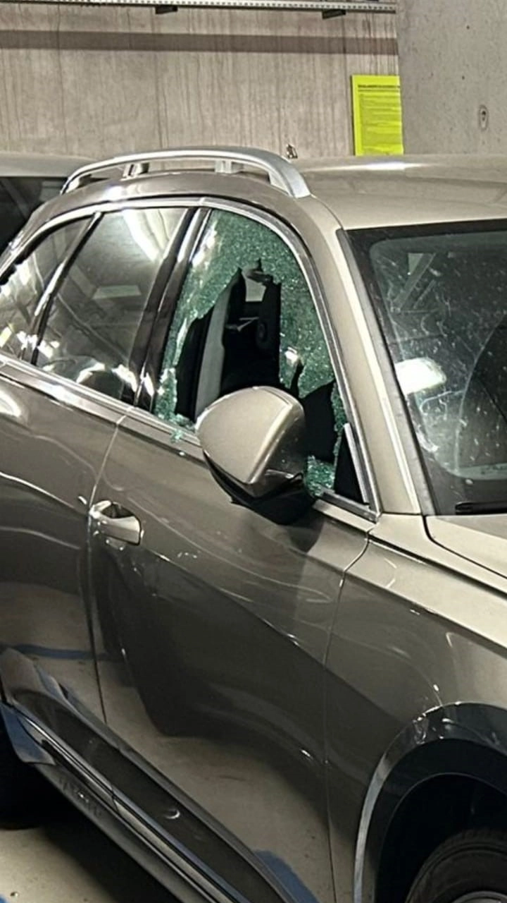 Il vetro di un'auto distrutta